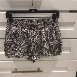 Snakeprint silk-blend pull on short